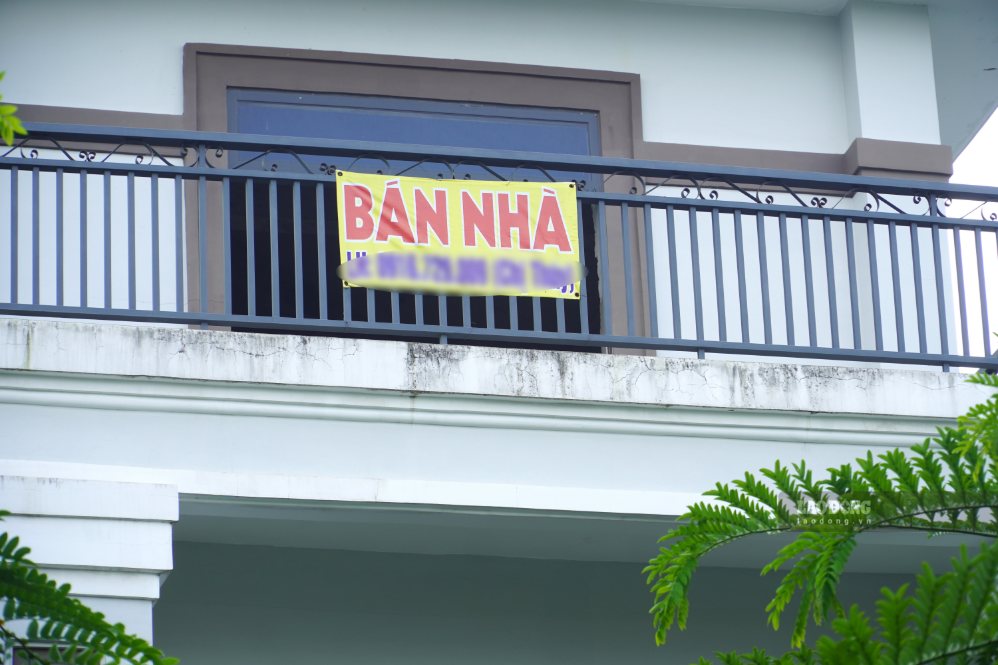 ...đang treo biển bán nhà. Ảnh: HAC