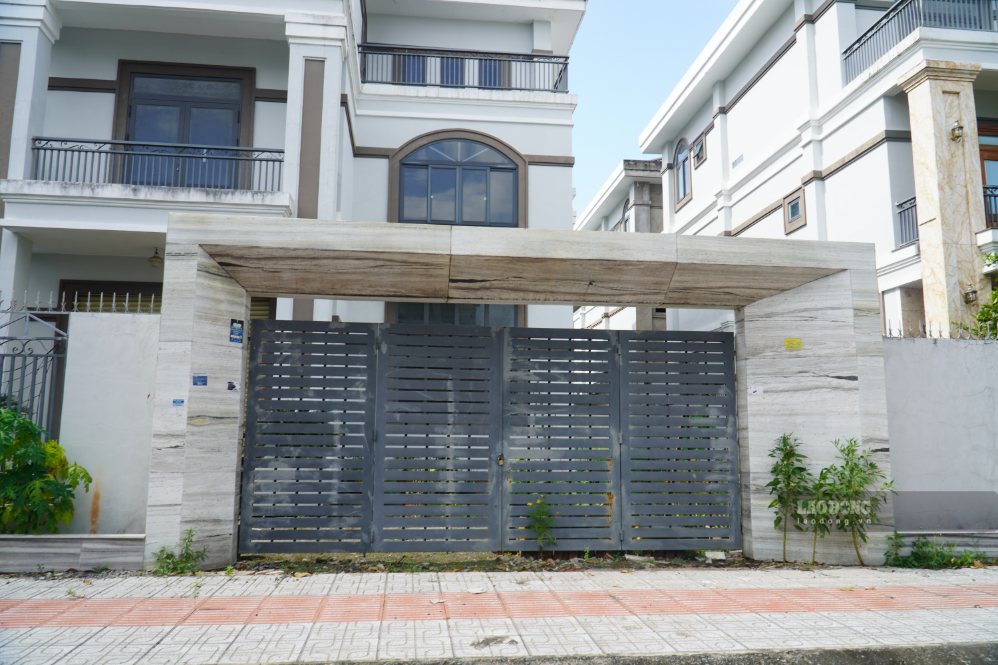 Một căn biệt thự cửa đóng, then cài. Ảnh: HAC