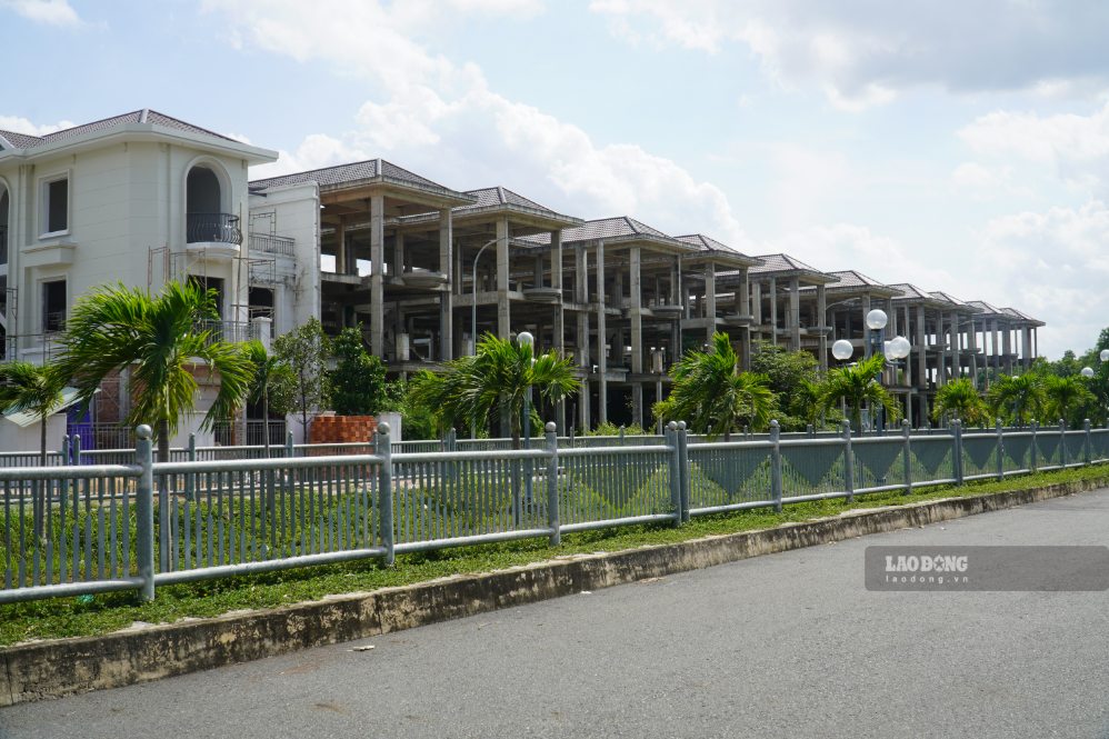 Một loạt căn nhà được đầu tư xây dựng bài bản, đến nay vẫn bỏ không. Ảnh: HAC