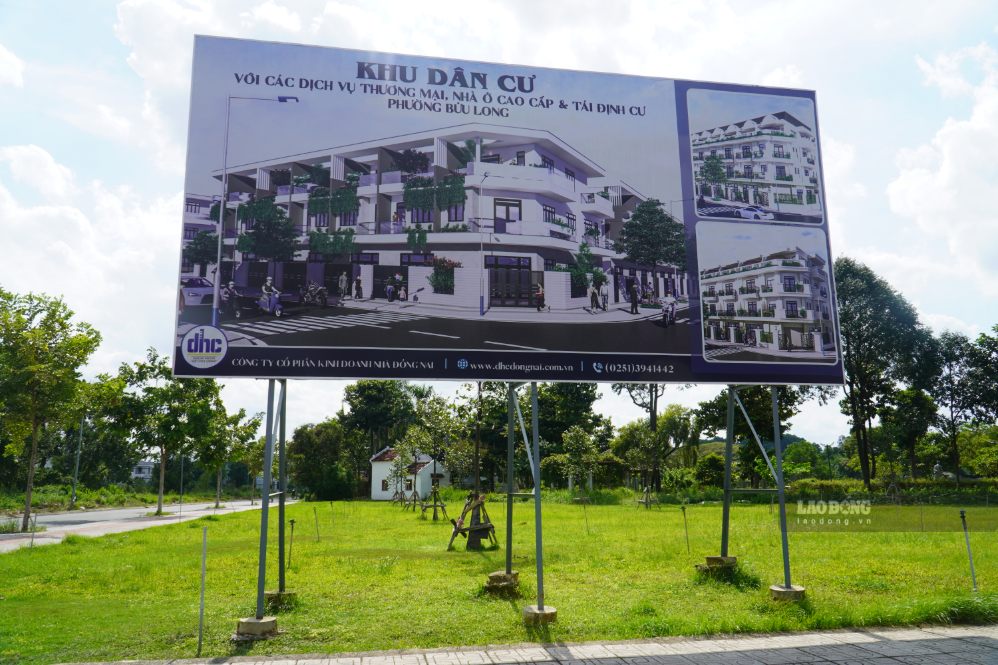 Biển Dự án Khu dân cư với các dịch vụ thương mại, nhà ở cao cấp và tái định cư tại phường Bửu Long. Ảnh: HAC