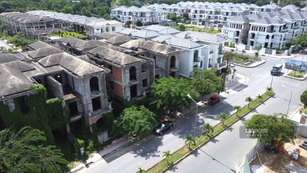 A series of villas and townhouses in Buu Long ward, Bien Hoa city (now Tran Bien ward, Dong Nai city) are abandoned. Photo: HAC