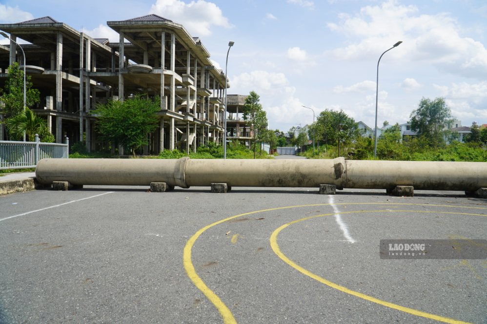 Lối vào dự án bị chặn bởi những ống nước. Ảnh: HAC