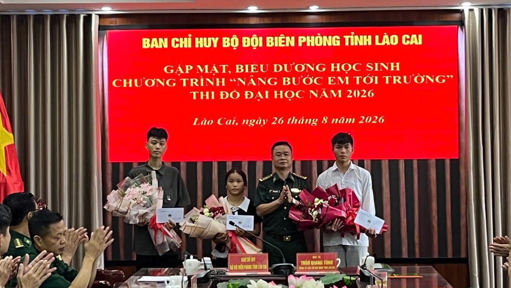 Colonel Tran Quang Tung congratulates the students who passed the university entrance exam. Photo: Lao Cai Border Guard provided, taken at the end of August 2026
