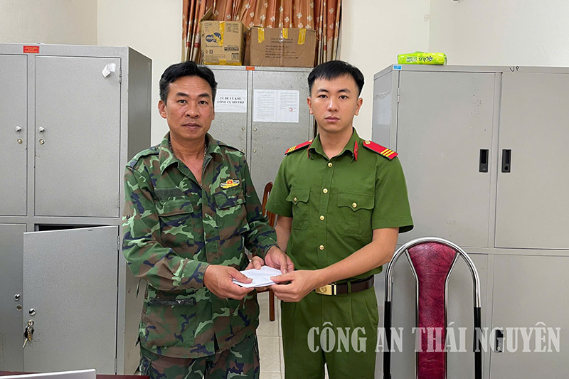 Công an phường Bá Xuyên (Thái Nguyên) tiếp nhận vũ khí, vật liệu nổ do công dân giao nộp. Ảnh: Cổng TTĐT Công an tỉnh Thái Nguyên