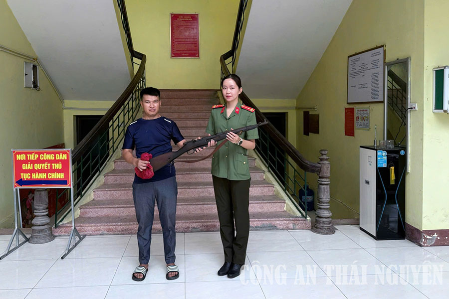 Công an xã Thành Công (Thái Nguyên) tiếp nhận khẩu súng cùng số đạn để xử lý theo thẩm quyền. Ảnh: Cổng TTĐT Công an tỉnh Thái Nguyên