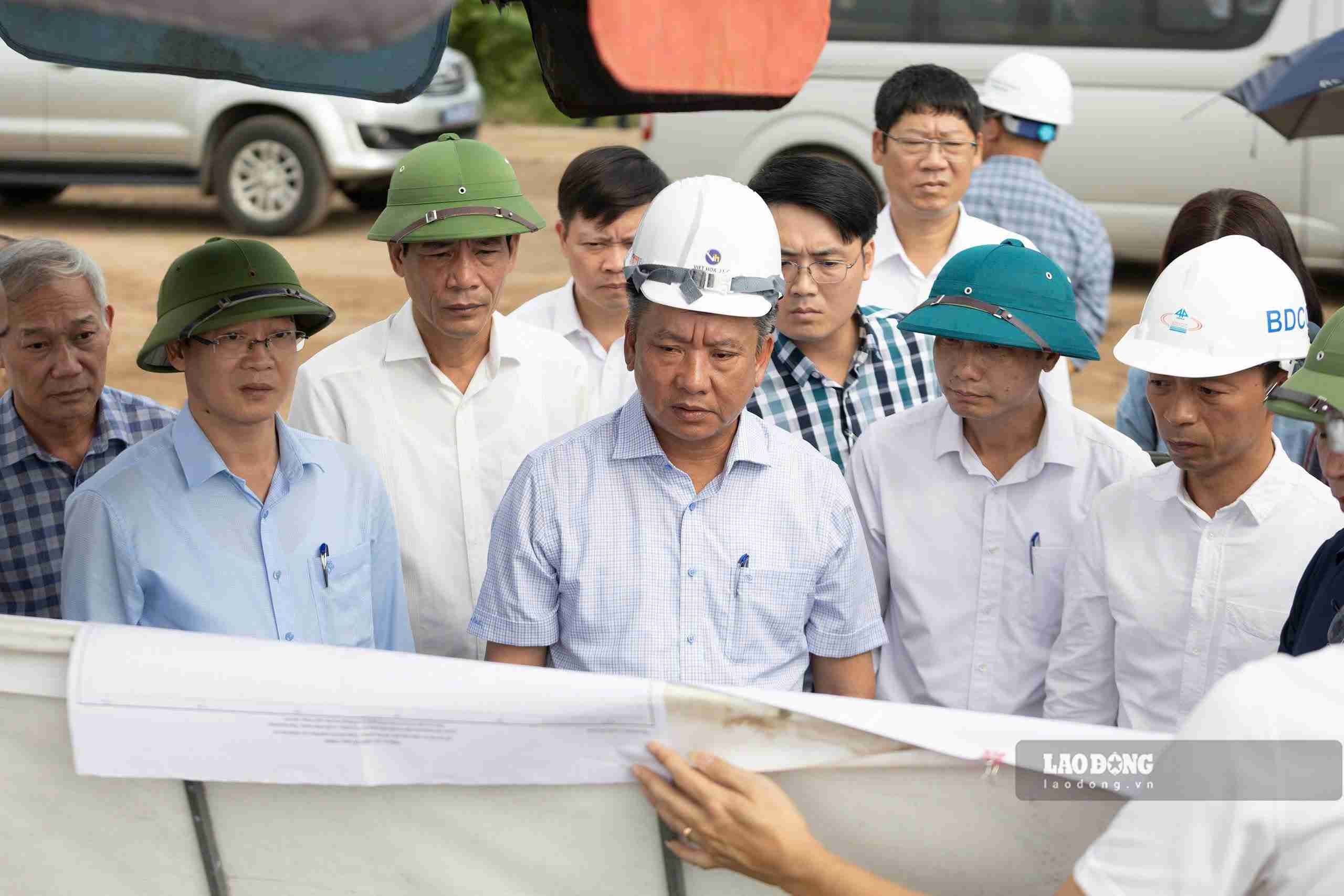 市指導者は現地を視察し、問題点を把握し、処理を指示しました。写真:ハイ・ミン
