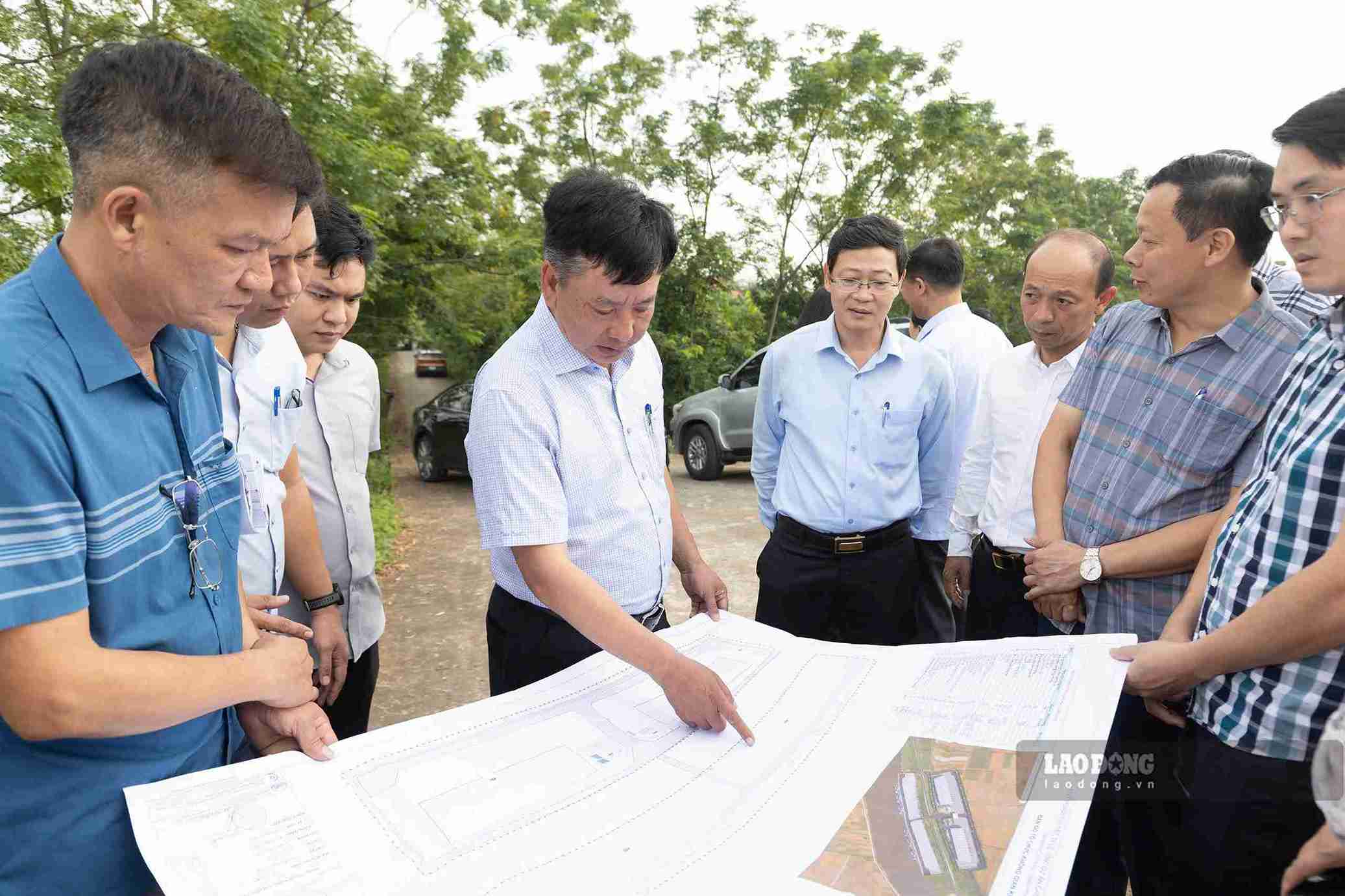 Phó Chủ tịch UBND thành phố Trần Văn Quân kiểm tra thực địa các dự án. Ảnh: Hải Minh
