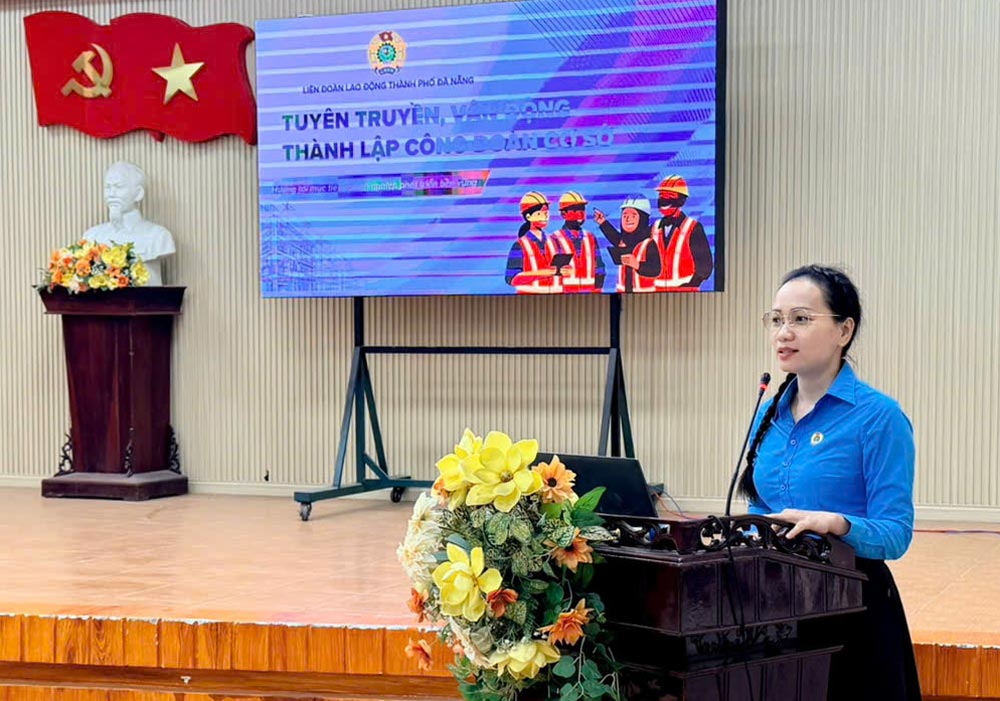 Bà Phan Thị Hà, Ủy viên Ban Chấp hành Liên đoàn Lao động thành phố Đà Nẵng, Phó Trưởng ban Công tác Công đoàn nhấn mạnh sự cần thiết thành lập công đoàn cơ sở tại doanh nghiệp. Ảnh: Công đoàn Hội An Tây