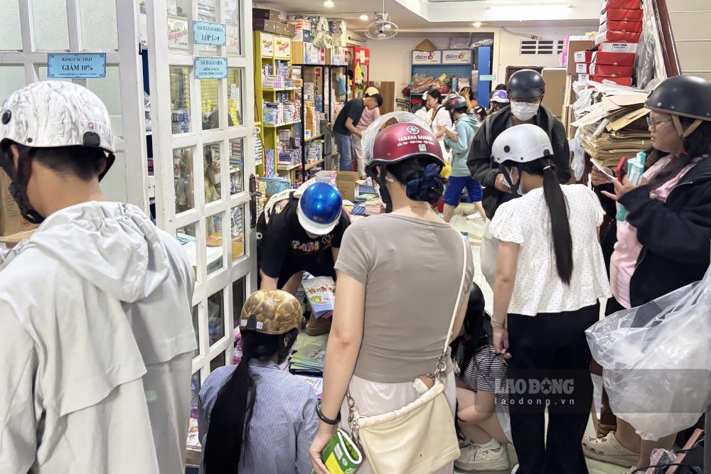 Phụ huynh tìm mua sách giáo khoa cho con tại một nhà sách trên địa bàn TP Cần Thơ. Ảnh: Phong Linh.