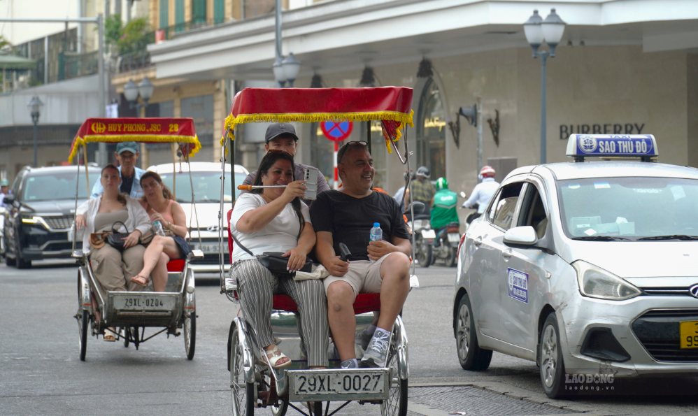 International tourists sitting in cyclos exploring Hanoi's Old Quarter. Photo: Minh Chinh