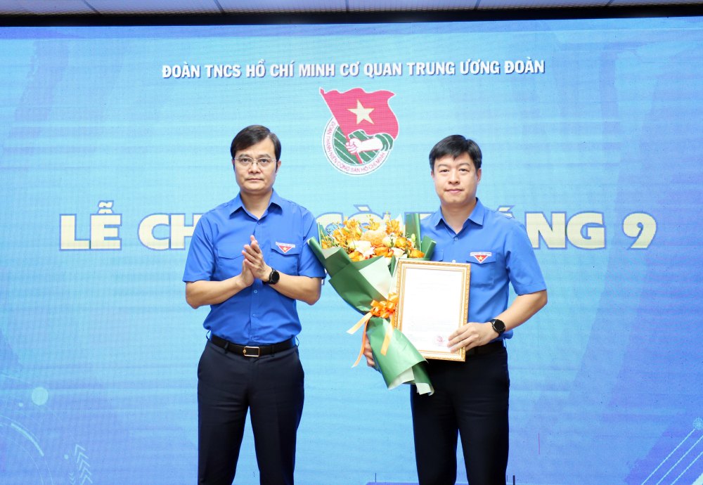 El camarada Bui Quang Huy entregó la decisión al camarada Le Hai Long, Subjefe del Comité de Trabajo Juvenil, para ser nombrado Jefe del Comité de Trabajo Juvenil, Agencia del Comité Central del Frente de la Patria de Vietnam. Foto: Unión Central de Jóvenes Comunistas Ho Chi Minh