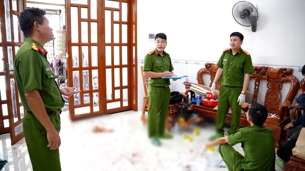 Tổ chức khám nghiệm hiện trường vụ án mạng. Ảnh: Công an TP Đồng Nai