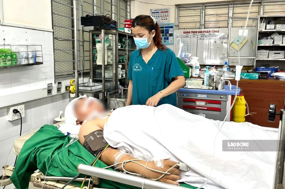 ドンナイ省で3人が死亡した殺人事件の生存者であるN.V.Qさんは、トンニャット総合病院で集中的な治療を受けています。写真:HAC