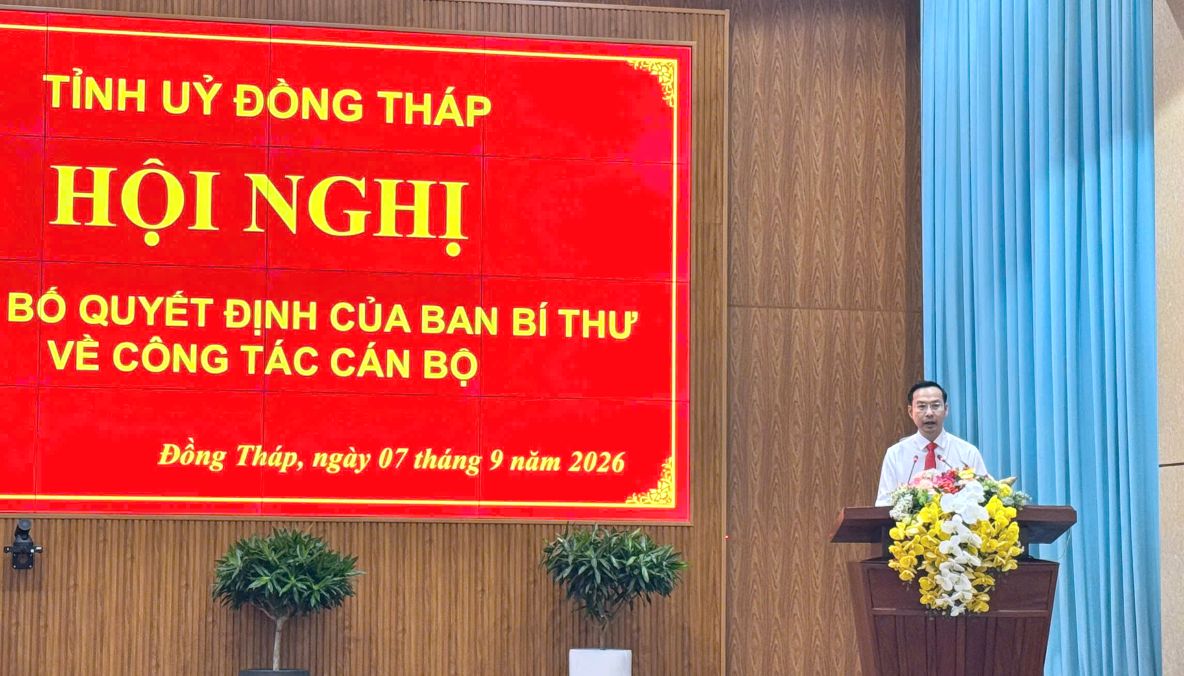 Mr. Nguyen Thanh Nhan - Deputy Secretary of Dong Thap Provincial Party Committee speaks at the Conference announcing the Decision of the Secretariat of the Party Central Committee on personnel work. Photo: Tran Tai