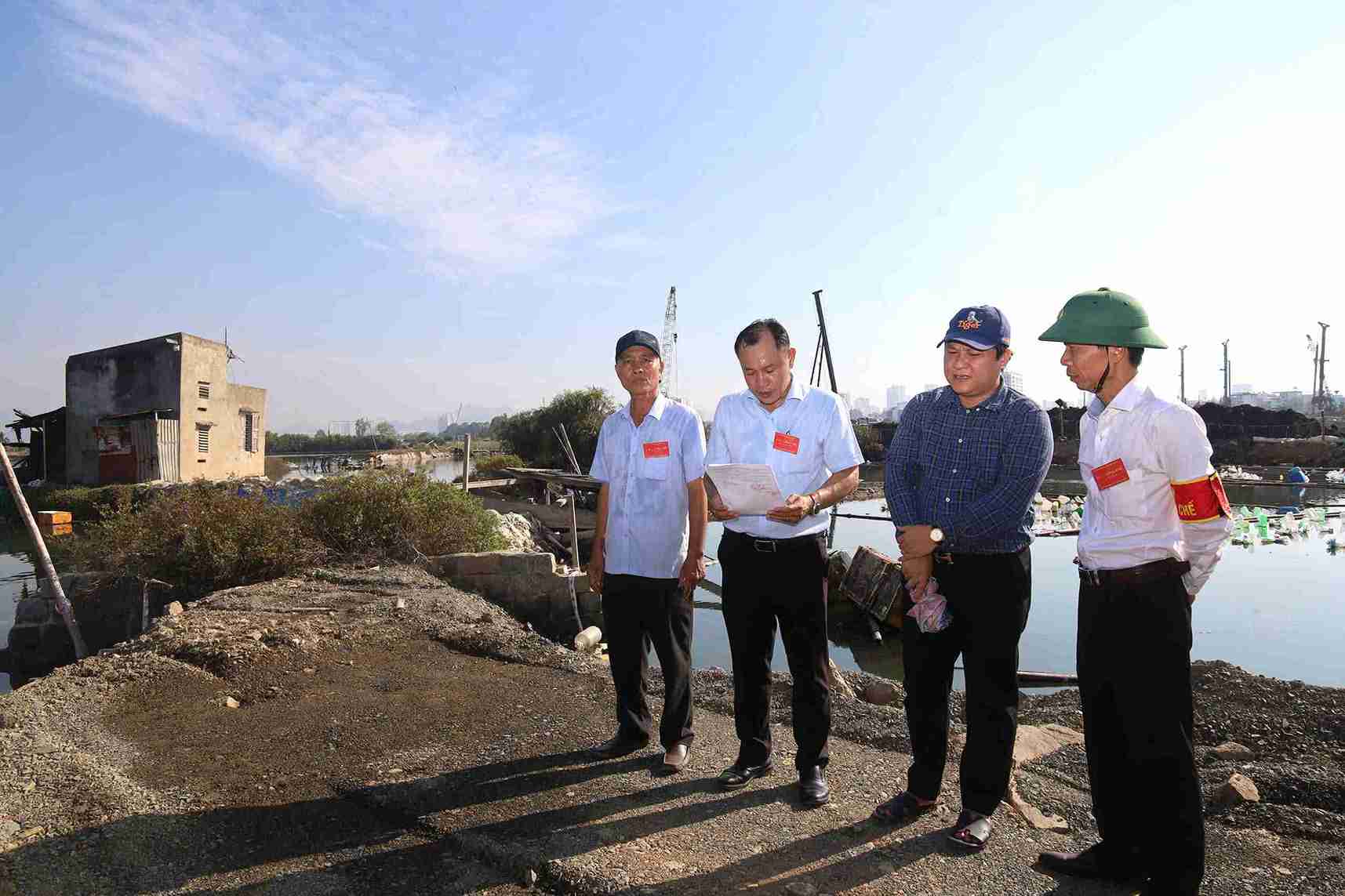 Leaders of Nam Nha Trang ward and related people listen to the announcement of the decision to enforce land recovery for the Nha Trang City Mixed-Use Urban Area Project on September 7. Photo: Van Minh