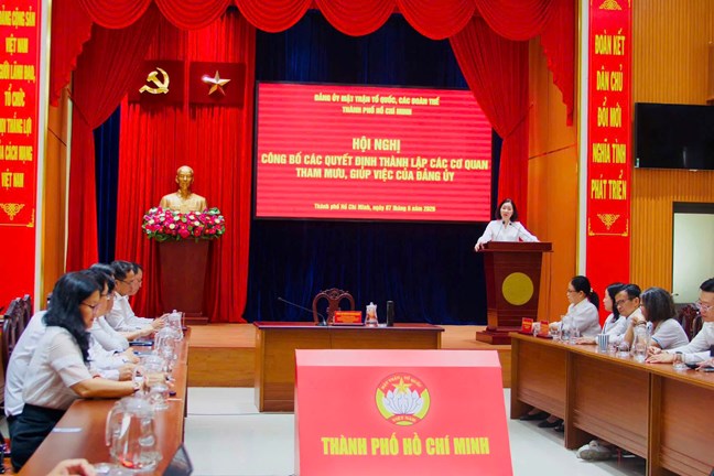Ms. Truong Thi Bich Hanh, Member of the Standing Committee of the City Party Committee, Deputy Secretary of the Party Committee of the Fatherland Front, City organizations, Standing Vice Chairman of the Vietnam Fatherland Front Committee of Ho Chi Minh City chaired the conference. Photo: Vietnam Fatherland Front