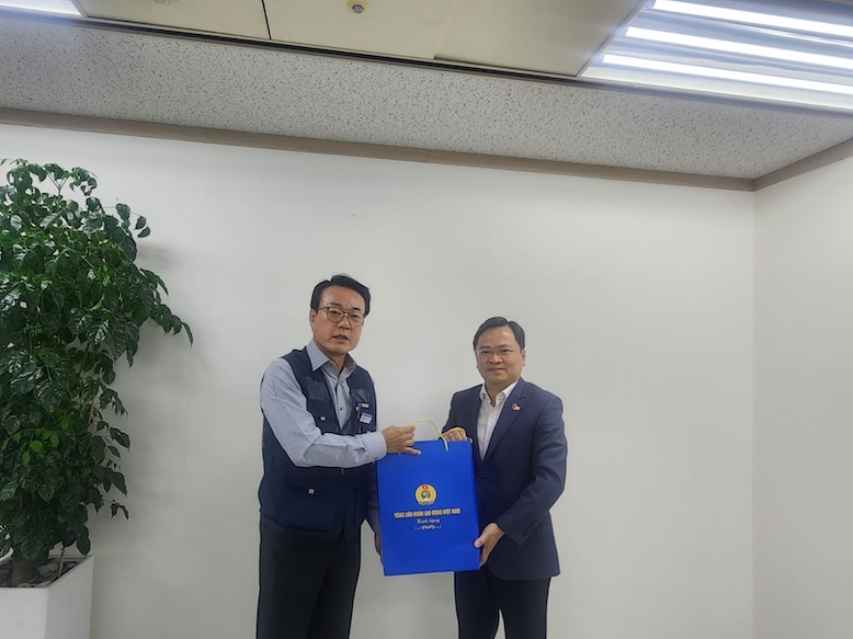 Mr. Nguyen Anh Tuan, President of the Vietnam General Confederation of Labor (right) presents gifts to the Vice President of FKTU. Photo: Tran Huu