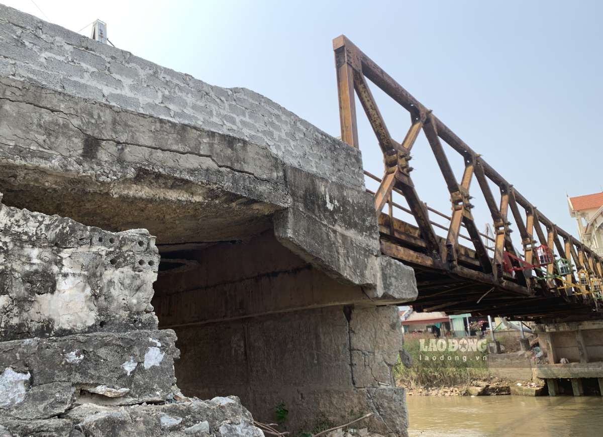 Ninh Binh Provincial Department of Construction announces restrictions on inland waterway traffic to serve the construction of the Quan Lieu canal iron bridge demolition project, Nghia Son commune. Photo: Luong Ha