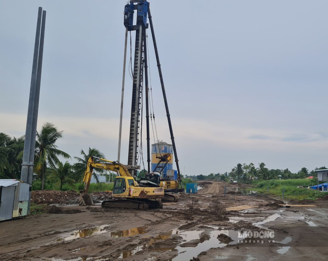 Khẩn trương thi công dù trời mưa liên tục. Ảnh: Nhật Hồ.