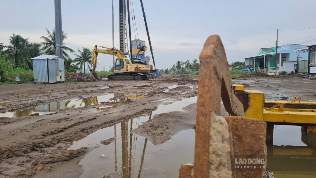 Xác định đây là dự án trọng điểm của tỉnh Cà Mau nên đơn vị thi công làm việc suốt ngày nghỉ. Ảnh: Nhật Hồ.
