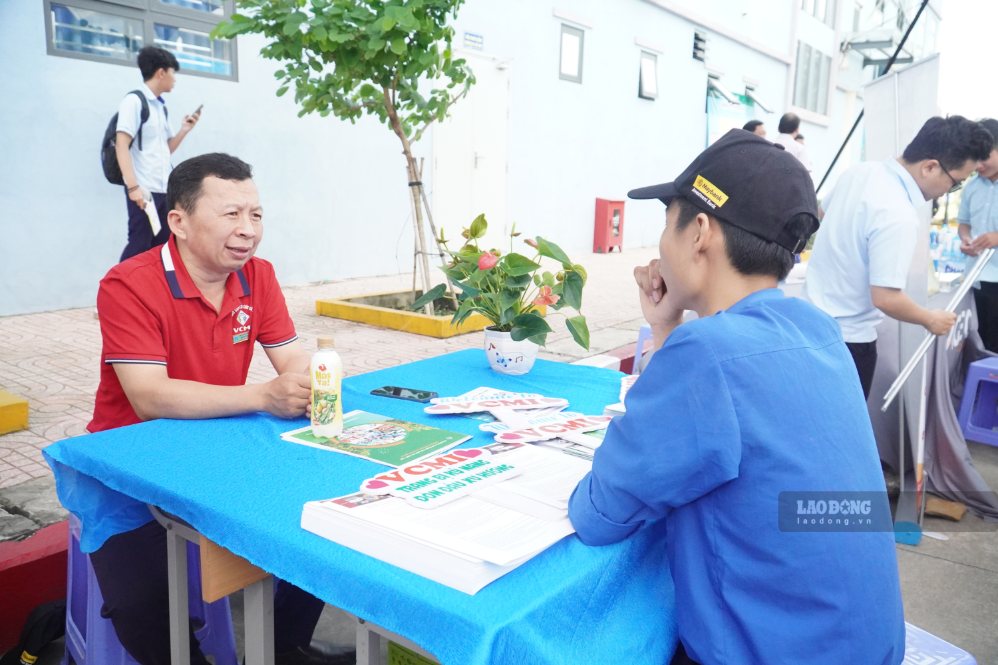 Dong Nai recruits many unskilled workers. Photo: HAC
