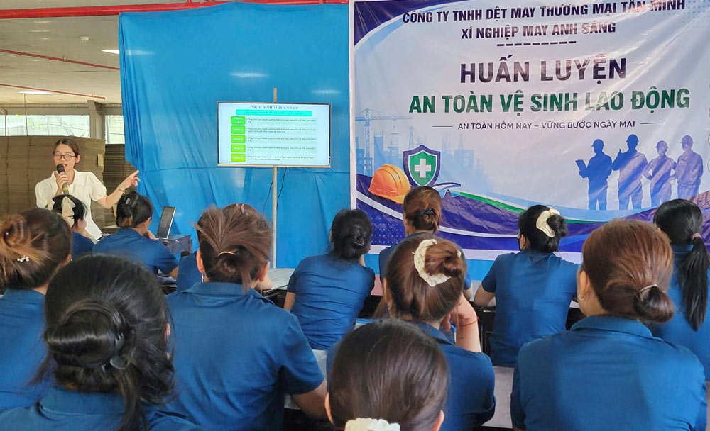 Trade union of Anh Sang 7 Garment Enterprise, under Tan Minh Textile and Garment Trading Co., Ltd. (Da Nang), trains labor safety for union members and workers. Photo: Nam Phuoc Trade Union
