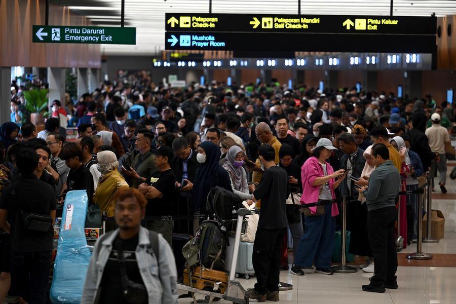 Tourists line up at Soekarno-Hatta International Airport in Tangerang, Banten province, Indonesia, September 6, 2026. Volcano eruption, ash makes many flights unable to take off. Photo: Xinhua