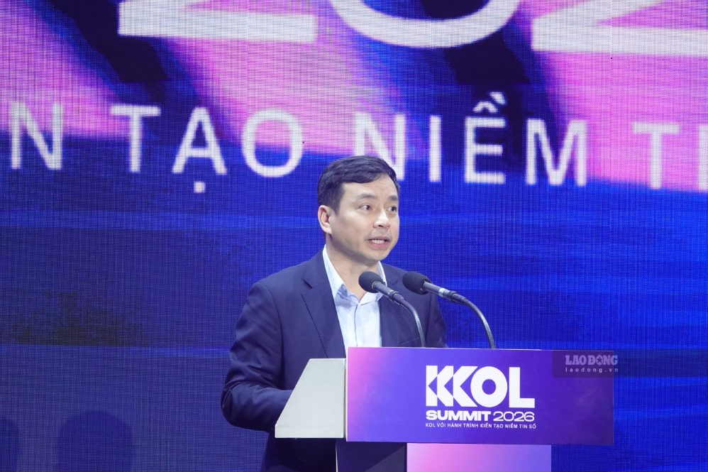 Lieutenant General Le Xuan Minh - Director of the Department of Cyber Security and High-Tech Crime Prevention, Ministry of Public Security - speaking at KOL Summit 2026. Photo: Nguyen Dang