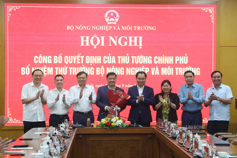 Minister of Agriculture and Environment and leaders of ministries present flowers to congratulate Deputy Minister Le Trong Yen. Photo: Viet Anh