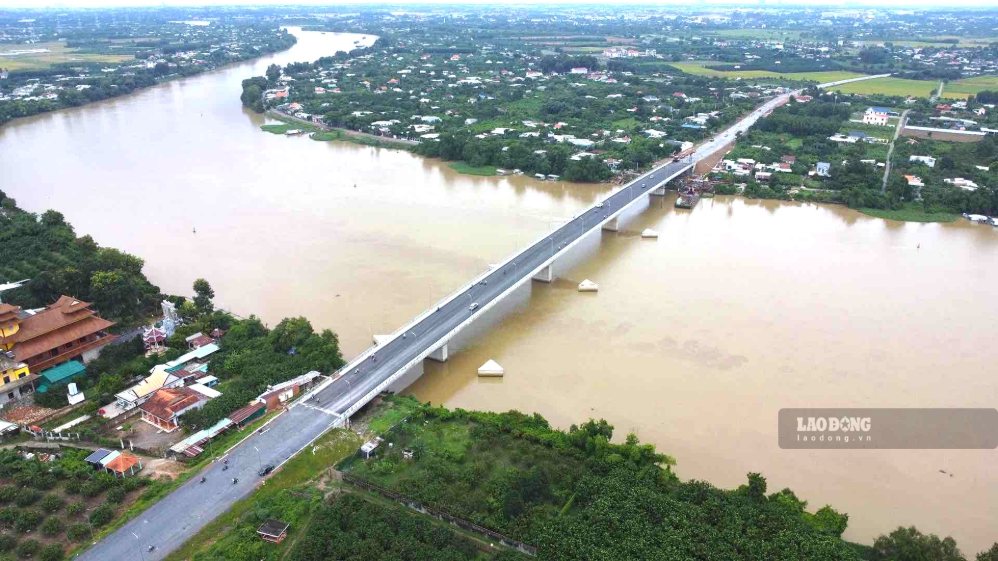 Bach Dang 2 bridge connecting Dong Nai and Ho Chi Minh City started construction at the end of 2021, opened to traffic in September 2024. Photo source: HAC