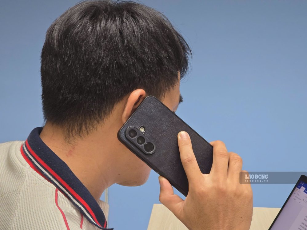 Les personnes qui empruntent le téléphone d'une autre personne pour escroquer sont passibles d'une amende pouvant aller jusqu'à 30 millions de dongs. Photo: Nam Duong (prise le 7 septembre 2026)