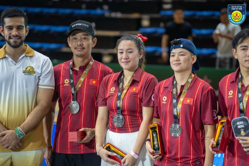 Đỗ Minh Quân và Sophia Huỳnh Trần (thứ 2, 3 từ trái sang) trong đội hình tuyển pickleball Việt Nam vào đến chung kết