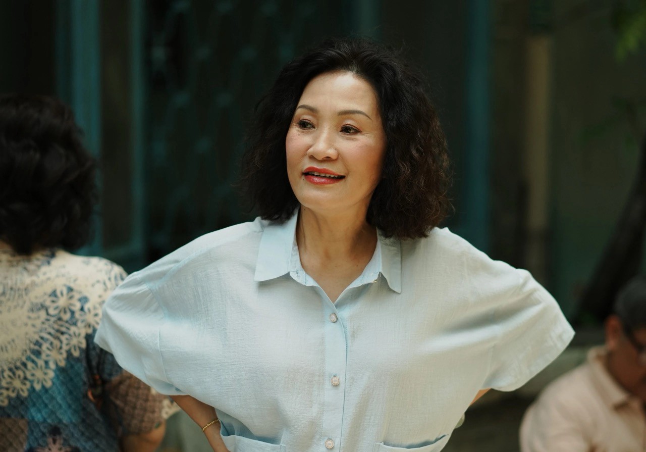 Artist Hong Dao. Photo: Len Huong film crew.