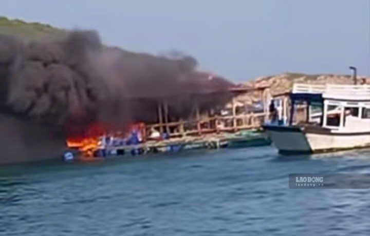 On September 7, during patrols and inspections, officers and soldiers of Binh Hung Border Guard Station discovered a wooden raft fire at sea in Khanh Hoa. Photo: Phuong Linh
