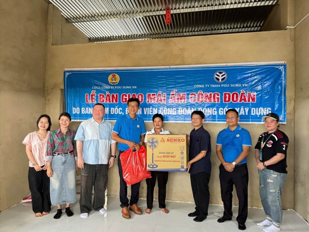 The Grassroots Trade Union of Pou Sung Vietnam Co., Ltd. and the Company's Board of Directors awarded Trade Union Shelters to union members and employees on August 27. Photo: Company Trade Union