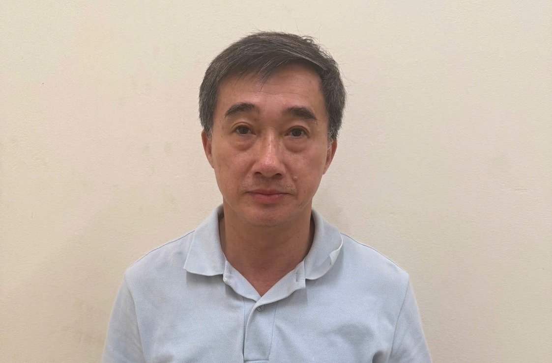 2026年9月2日、経済警察局は、刑事事件の起訴決定を補足する決定を下し、同時に、トラン・ヴァン・トゥアン保健省次官に対する被告人起訴決定、被告人逮捕状、捜索令状を発行しました。写真:公安省
