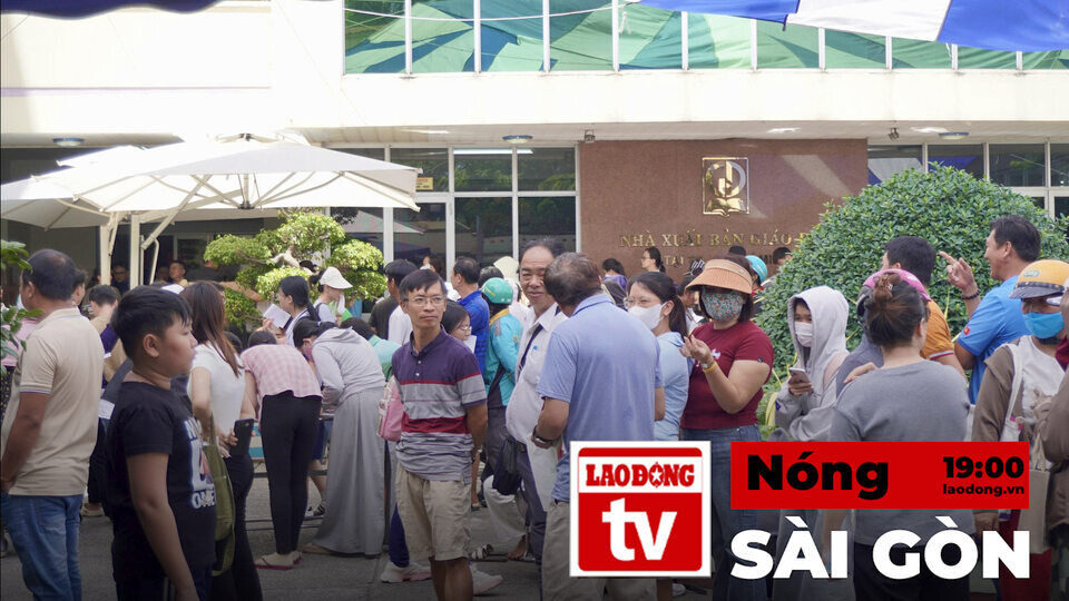 Saigon Hot News: After the opening ceremony, the scene of parents queuing to buy books still continues
