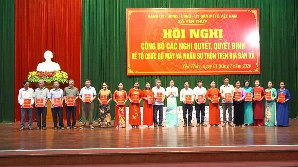 Yen Thuy commune authorities, Phu Tho province say goodbye to the group of village officials who retired due to arrangement. Photo: Yen Thuy Commune People's Committee announces photo in July 2026