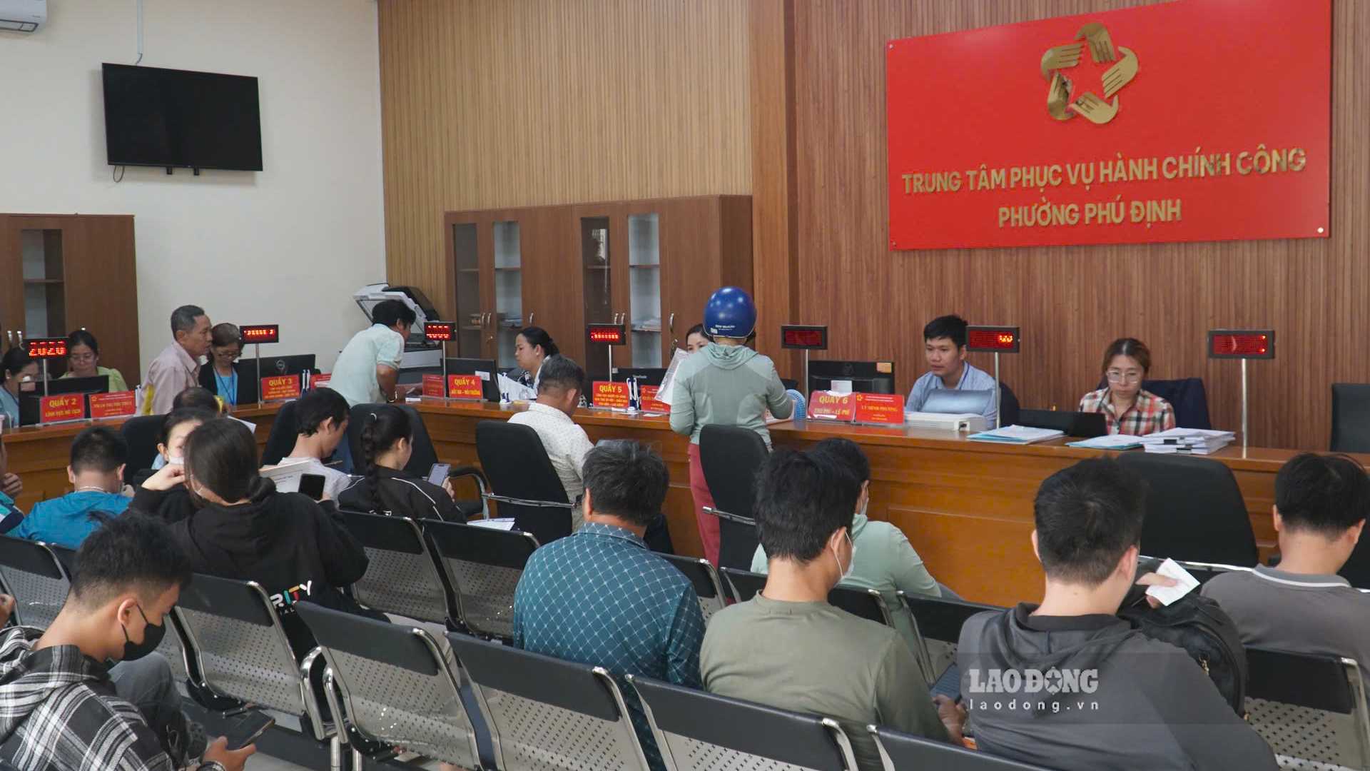 People carry out administrative procedures at the Phu Dinh Ward Public Administrative Service Center (HCMC) in July 2026. Photo: Minh Tam
