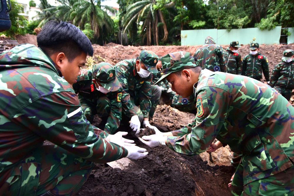 Functional forces continue to find 10 sets of martyrs' remains today. Photo: Ho Chi Minh City Command