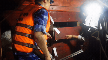 Coast Guard forces discover drugs during ship search. Photo: Ministry of Public Security