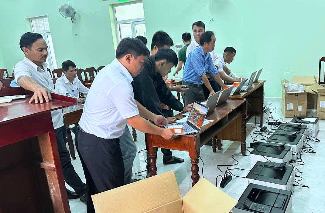 Đưa thiết bị số về tận thôn ở xã miền núi Đà Nẵng. Ảnh: UBND xã Hiệp Đức