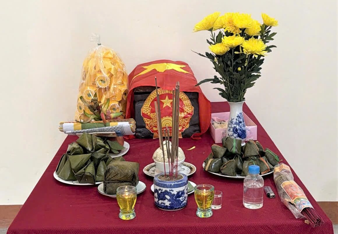 The remains of the martyrs have been taken to the ward at Agribank Thanh Co Quang Tri branch. Photo: Quang Tri Military Command