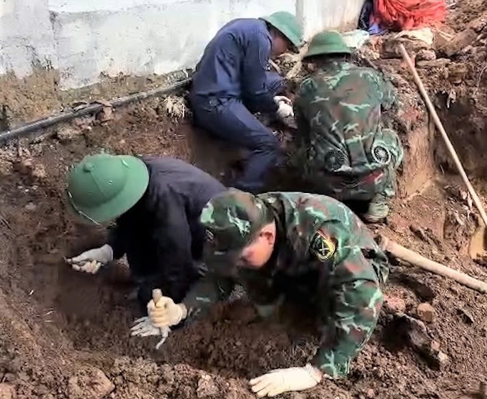 Đội tìm kiếm, quy tập hài cốt liệt sĩ khảo sát, tìm kiếm và quy tập hài cốt liệt sĩ tại khu phố Thành Cổ, phường Quảng Trị. Ảnh: Bộ CHQS Quảng Trị