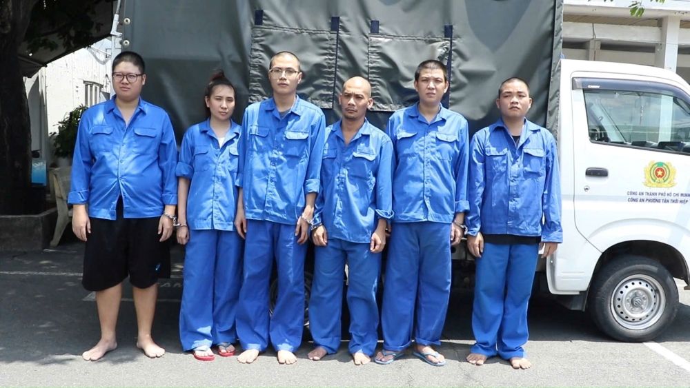 Các đối tượng trong đường dây bị cáo buộc dựng hồ sơ vay mua ôtô để chiếm đoạt tài sản tại cơ quan công an ngày 7.9. Ảnh: Công an TPHCM