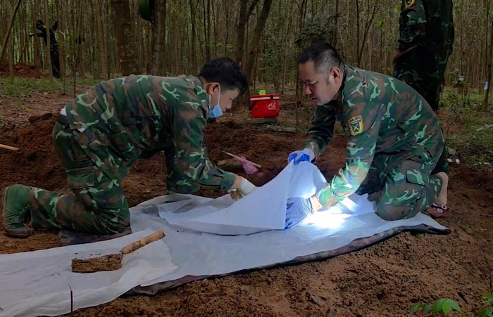 Functional forces found martyrs' remains in Quang Tri in the afternoon of September 7. Photo: Quang Tri Provincial Military Command