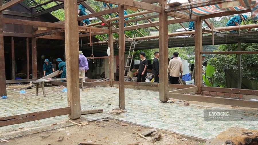 Các lực lượng hỗ trợ người dân di dời đến nơi an toàn