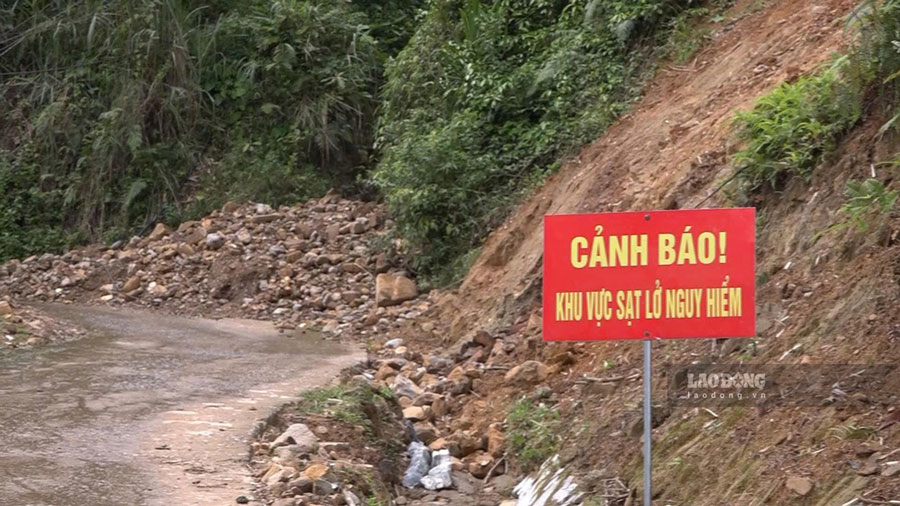 Xã Trạm Tấu cắm biển cảnh báo tại các khu vực có nguy cơ sạt lở cao. 