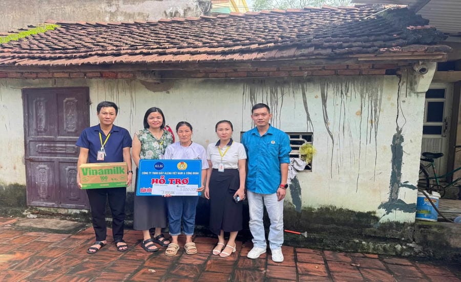 The Trade Union of Alena Vietnam Footwear Co., Ltd. went to each family of union members and workers facing difficulties to encourage and provide support (late August 2026). Photo: Company Trade Union provided