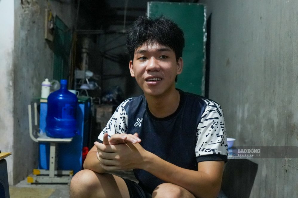Nguyễn Sĩ Hiệp (quê Thanh Hóa), công nhân tại một công ty lắp ráp linh kiện điện tử ở Khu công nghiệp Thăng Long. Ảnh: Hữu Chánh.